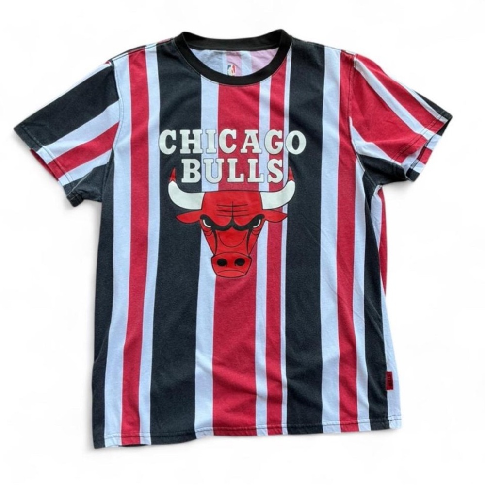 Retro Streetwear Chicago Bulls Striped Logo Tee
